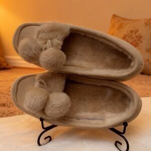 New Cabernet Beige Slippers with Pom Poms machine washable US patent 6,831,765